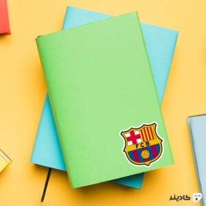 استیکر لپ تاپ لوگوی بارسلونا روی دفترچه