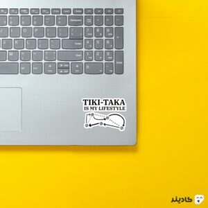 استیکر لپ تاپ تیکی تاکا روی لپتاپ
