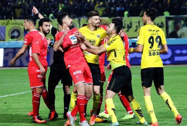 سپاهان و پرسپولیس هر دو از پرافتخارترین‌های تیم لیگ‌برتر هستند. دیدار این دو تیم همواره پر از حاشیه بوده است و الکلاسیکوی ایرانی نام دارد.