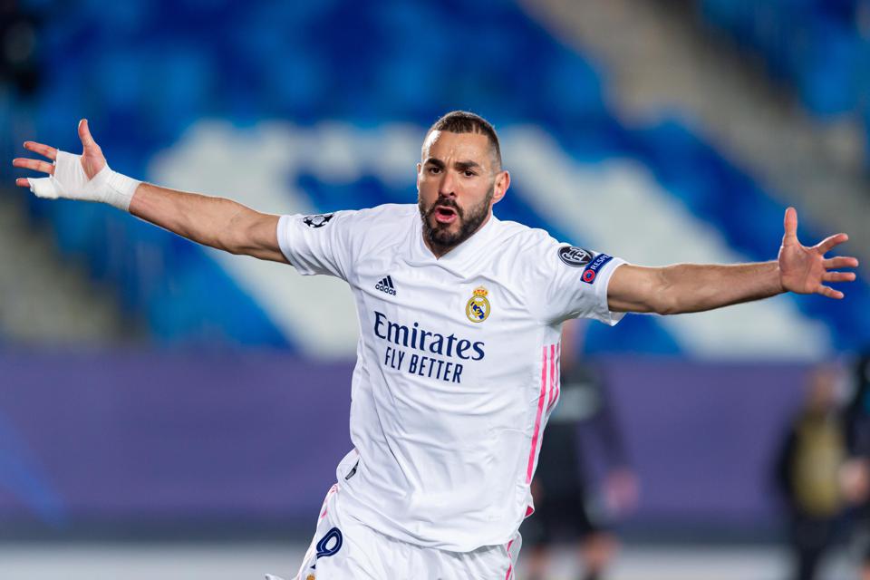 کریم بنزما در خانواده‌ای مسلمان به‌دنیا آمد. او فوتبال را از باشگاه لیون آغاز کرد و اکنون در باشگاه رئال مادرید توپ می‌زند.