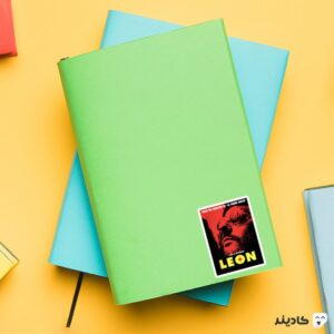 استیکر لپ تاپ پوستر فیلم لئون روی دفترچه