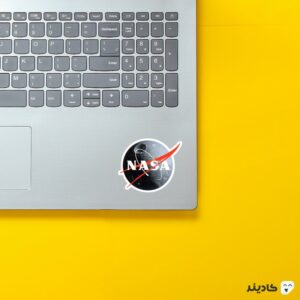 استیکر لپ تاپ ناسا روی لپتاپ
