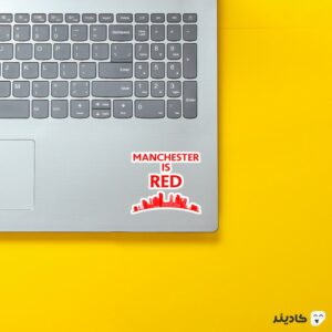 استیکر لپ تاپ منچستر قرمزه روی لپتاپ