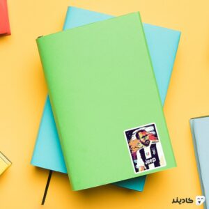 استیکر لپ تاپ طرح هنری بونوچی روی دفترچه