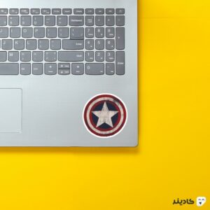استیکر لپ تاپ قهرمان آمریکایی روی لپتاپ