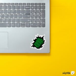 استیکر لپ تاپ مشت سبز روی لپتاپ