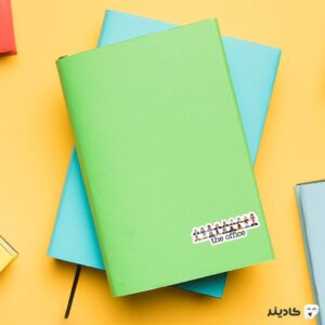 استیکر لپ تاپ سریال آفیس - پوستر رنگی شخصیت‌های سریال روی دفترچه
