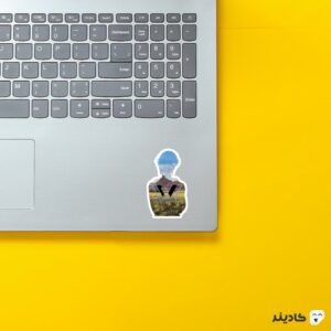 استیکر لپ تاپ لوگوی وست ورلد با زمینه کوه روی لپتاپ