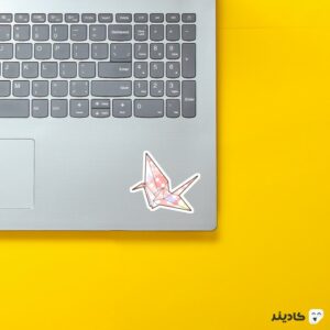 استیکر لپ تاپ فرار از زندان - اریگامی رنگی پرنده روی لپتاپ