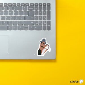 استیکر لپ تاپ جو و گربه‌اش در آغوش هم روی لپتاپ
