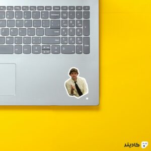 استیکر لپ تاپ سریال آفیس - جیم با علامت لایک دست روی لپتاپ