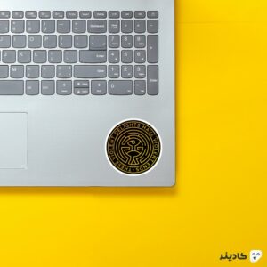 استیکر لپ تاپ لوگوی مارپیچ طلایی روی لپتاپ