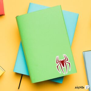 استیکر لپ تاپ لوگوی مرد عنکبوتی روی دفترچه
