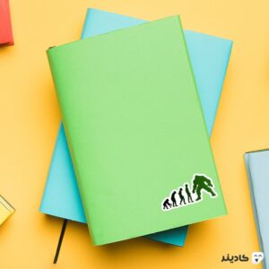 استیکر لپ تاپ تکامل سبز روی دفترچه