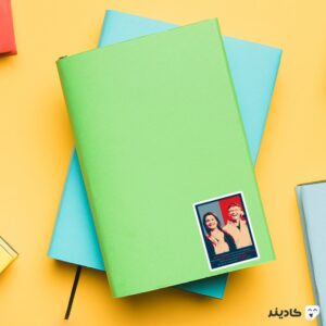 استیکر لپ تاپ بیل گیتس - بیل گیتس و همسرش روی دفترچه