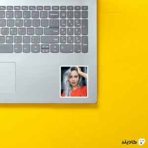 استیکر لپ تاپ سریال گیم آف ترونز - پوستر زیبا امیلیا کلارک روی لپتاپ