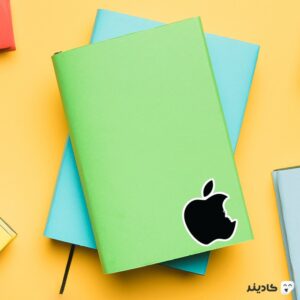 استیکر لپ تاپ استیو جابز - لوگوی مشکی اپل روی دفترچه