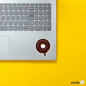 استیکر لپ تاپ مجموعه سیمپسون‌ها - دونات قهوه ای روی لپتاپ