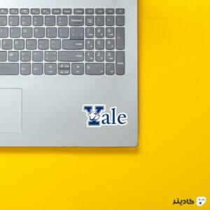 استیکر لپ تاپ استیکر علمی - لوگوی دانشگاه yale روی لپتاپ