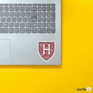 استیکر لپ تاپ استیکر علمی - لوگوی دانشگاه هاروارد روی لپتاپ