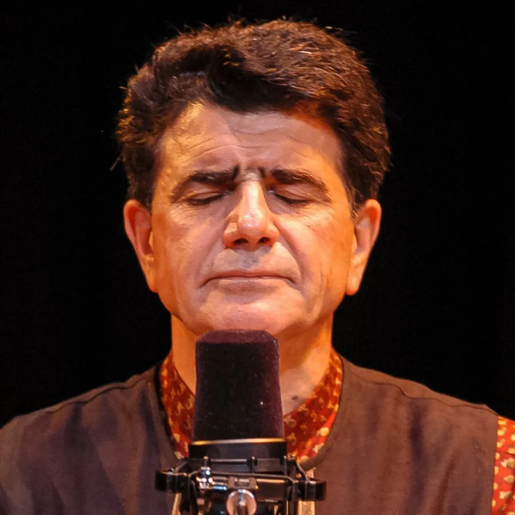 محمدرضا شجریان در سال ۱۳۱۹ در مشهد به دنیا آمد. او از همان ابتدا به موسیقی علاقه داشت و با حسین علیزاده، محمدرضا لطفی و ... همکاری داشته است.