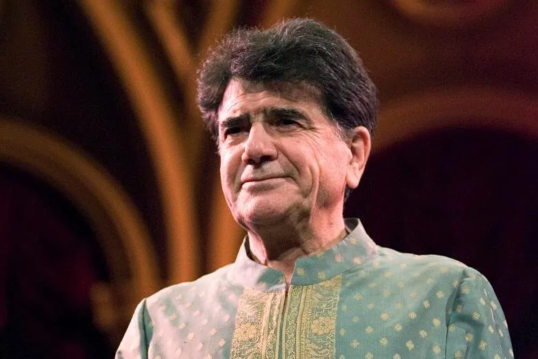 محمدرضا شجریان در سال ۱۳۱۹ در مشهد به دنیا آمد. او از همان ابتدا به موسیقی علاقه داشت و با حسین علیزاده، محمدرضا لطفی و ... همکاری داشته است.