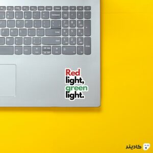 استیکر لپ تاپ اسکویید گیم – چراغ قرمز چراغ سبز روی لپتاپ