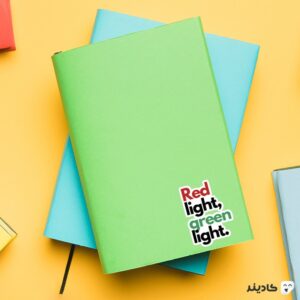 استیکر لپ تاپ اسکویید گیم – چراغ قرمز چراغ سبز روی دفترچه