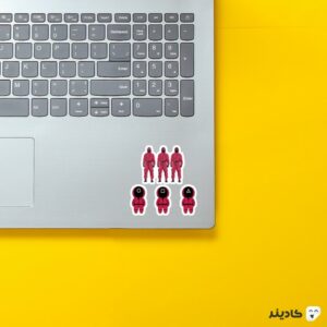 استیکر لپ تاپ کاراکترهای قرمز – کویین روی لپتاپ