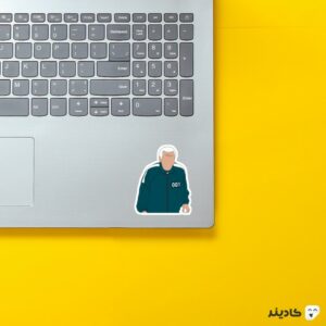 استیکر لپ تاپ اسکویید گیم – پیرمرد روی لپتاپ