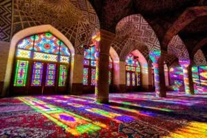 شیراز پنجمین شهر بزرگ ایران و یکی از پرجمعیتترین شهرهای کشور ایران است. این شهر آثار باستانی و توریستی زیادی دارد و بسیار خوش آب و هوا است.