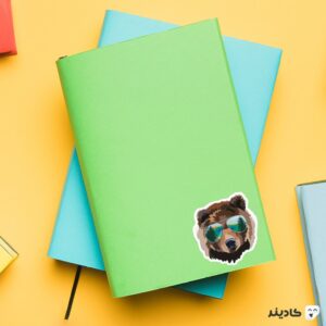 استیکر لپ تاپ سریال یلو استون - خرس روی دفترچه