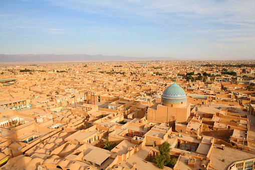 شهر یزد یکی از بزرگ‌ترین شهرهای ایران است. یزد یک شهر کویری به حساب می‌آید و آثار باستانی بسیاری دارد. این شهر بسیار توریستی و مهمان‌پذیر است.