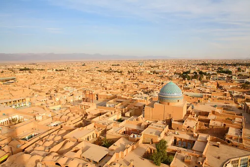 شهر یزد یکی از بزرگترین شهرهای ایران است. یزد یک شهر کویری به حساب میآید و آثار باستانی بسیاری دارد. این شهر بسیار توریستی و مهمانپذیر است.