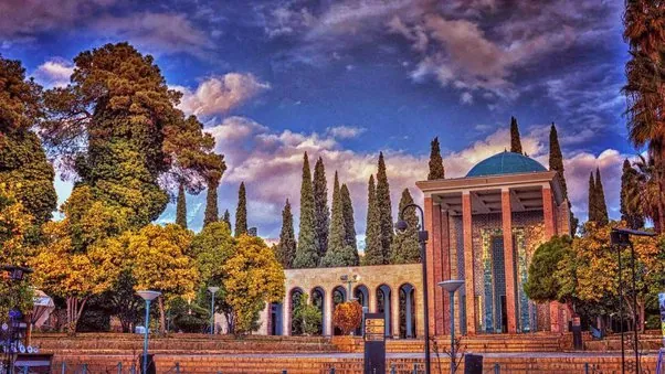 شیراز پنجمین شهر بزرگ ایران و یکی از پرجمعیتترین شهرهای کشور ایران است. این شهر آثار باستانی و توریستی زیادی دارد و بسیار خوش آب و هوا است.