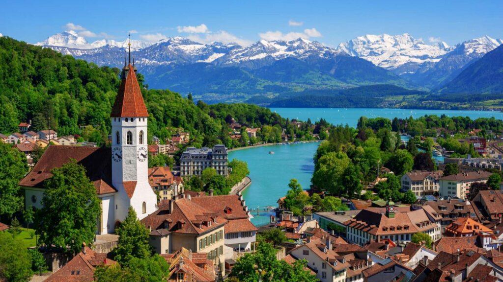 کشور سوئیس در قاره اروپا قرار دارد و گران‌ترین کشور اروپا است. شهر زوریخ که پرجمعیت‌ترین شهر سوئیس یکی از زیباترین شهرهای جهان است. 