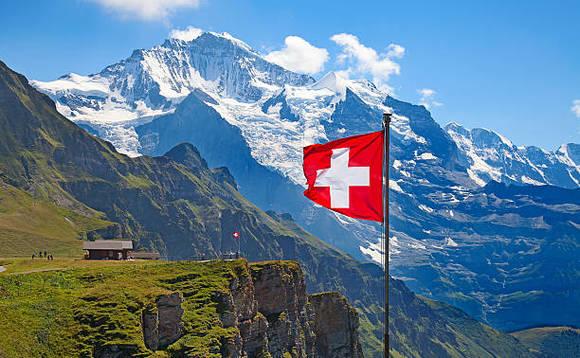 سوئیس یک کشور کوهستانی و واقع در قاره اروپا است. کشور سوئیس یکی از گران‌ترین کشورهای جهان است و مقر اصلی بسیاری از بانک‌ها و شرکت‌های بیمه جهانی است.