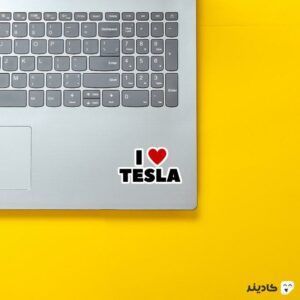 استیکر لپ تاپ شرکت تسلا - عاشق تسلا هستم! روی لپتاپ