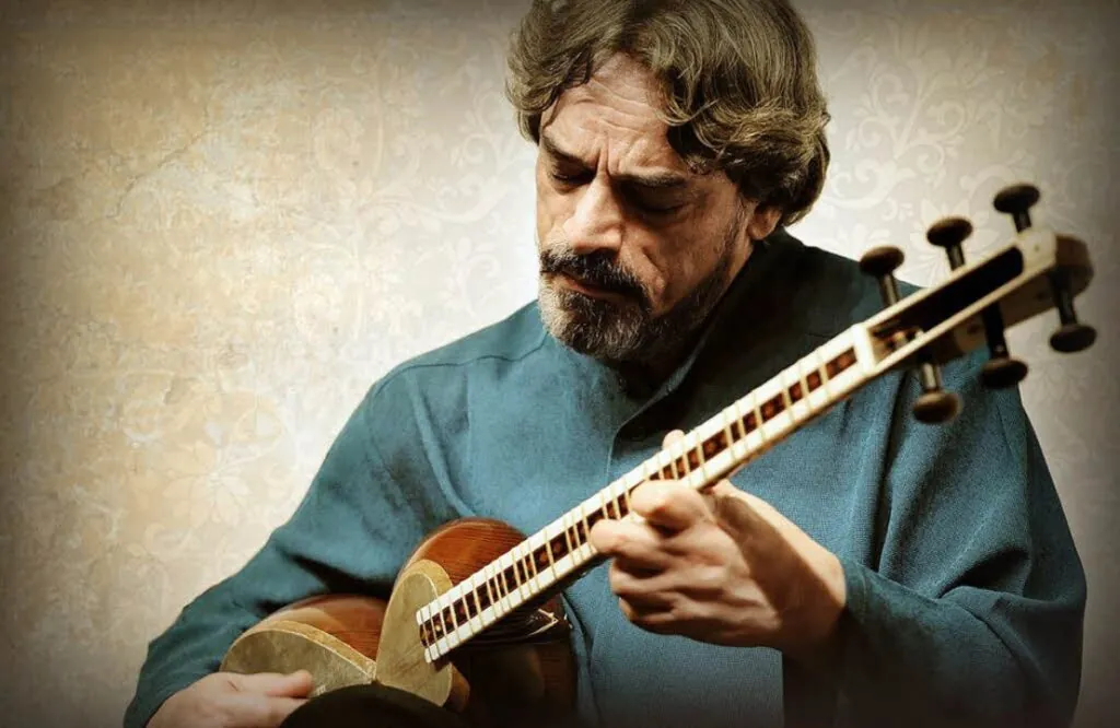 استاد حسین علیزاده از اساتید مطرح ایرانی در زمینه تاز و سه تار است. ایشان همکاریهای متعددی با محمدرضا شجریان و کیهان کلهر داشتهاند.