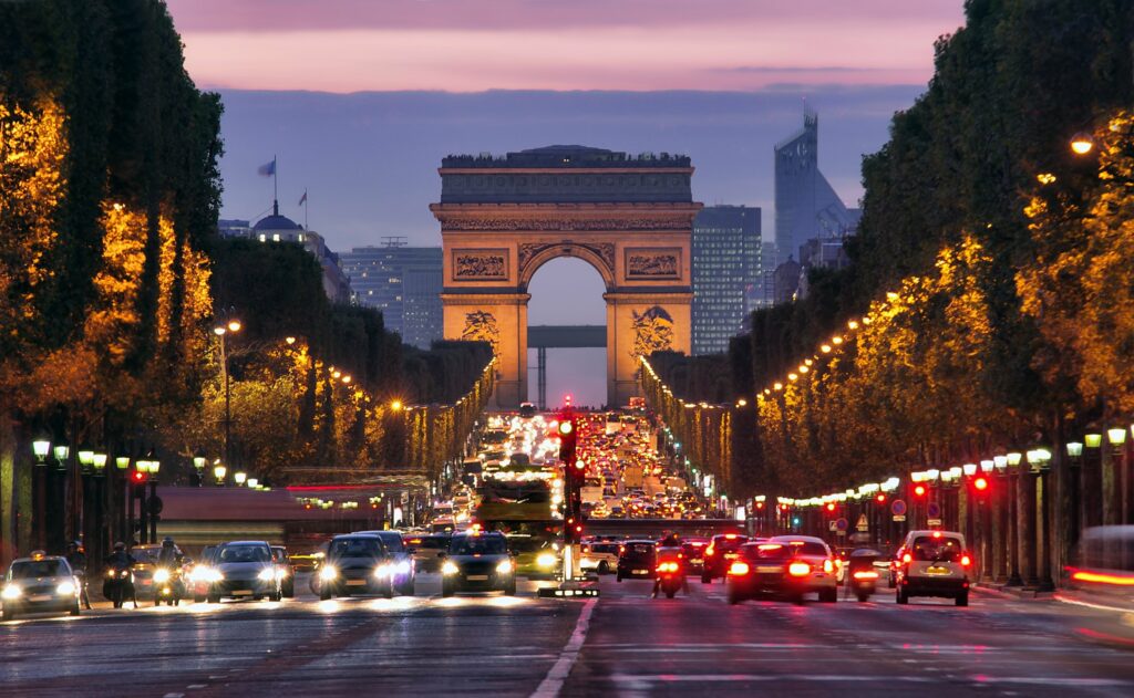 فرانسه یکی از وسیع‌ترین کشورهای قاره اروپا و جزو برترین اقتصادهای جهان است. کشور فرانسه عضو تاریخی طولانی دارد و شهر پاریس پایتخت آن است. 