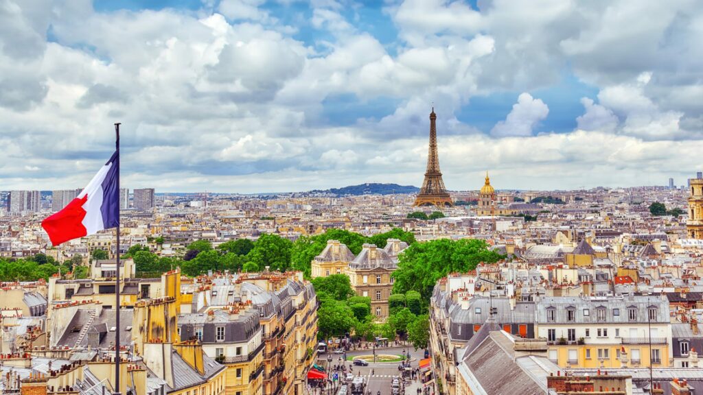 فرانسه یکی از وسیع‌ترین کشورهای قاره اروپا و جزو برترین اقتصادهای جهان است. کشور فرانسه عضو تاریخی طولانی دارد و شهر پاریس پایتخت آن است. 