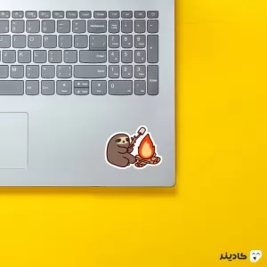 استیکر لپ تاپ استیکر لپ تاپ کول طوری - خنگ در حال خوردن مارشمالو روی لپتاپ