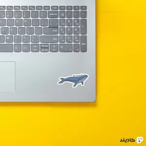 استیکر لپ تاپ استیکر لپ تاپ کول طوری - نهنگ مشتی روی لپتاپ