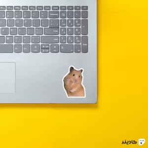 استیکر لپ تاپ استیکر لپ تاپ کول طوری - موش قهرمان، عکس از سید بابک موسوی روی لپتاپ