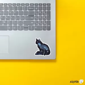 استیکر لپ تاپ استیکر لپ تاپ کول طوری - گربه مشکی پوش روی لپتاپ