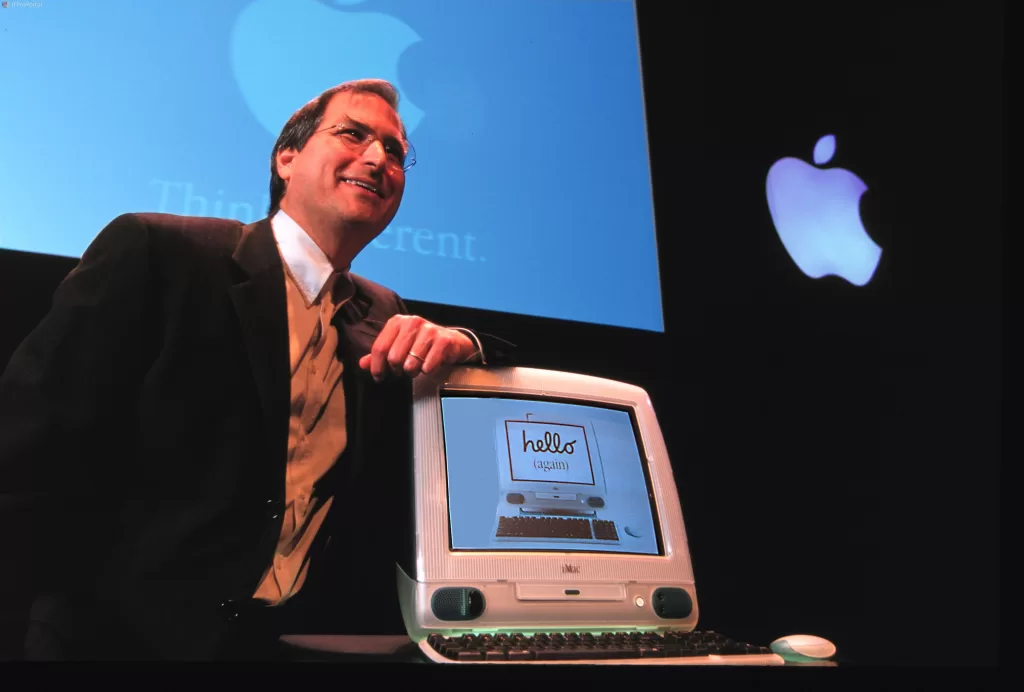 شرکت اپل در اواسط قرن بیستم توسط استیو جابز و استیو وازنیاک تاسیس شد و از همان ابتدا تخصص آن‌ها توسعه نرم‌افزار و ساخت کامپیوتر بود.