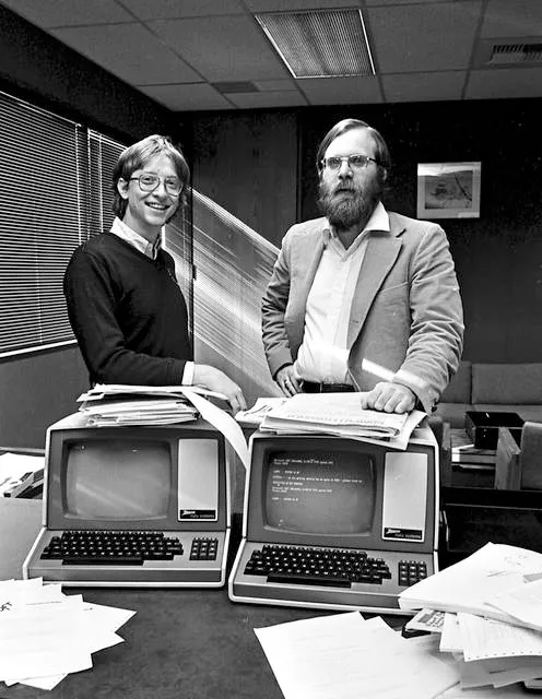 شرکت مایکروسافت/Microsoft توسط بیل گیتس و پل آلن در اواخر قرن بیستم تاسیس شد. مهم‌ترین محصول شرکت مایکروسافت سیستم عامل ویندوز است. 