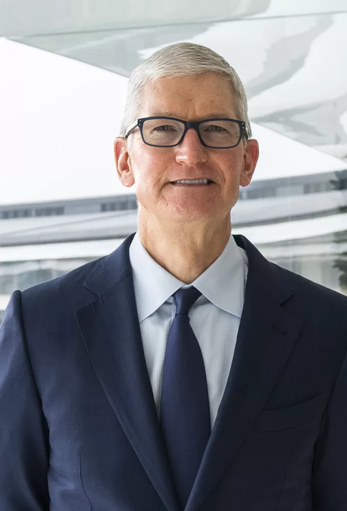 تیم کوک مدیرعامل فعلی شرکت اپل/Apple است و سابقه کار کردن در شرکت آی بی ام/Ibm را نیز دارد و از معاونین استیو جابز/steve jobs بوده است. 